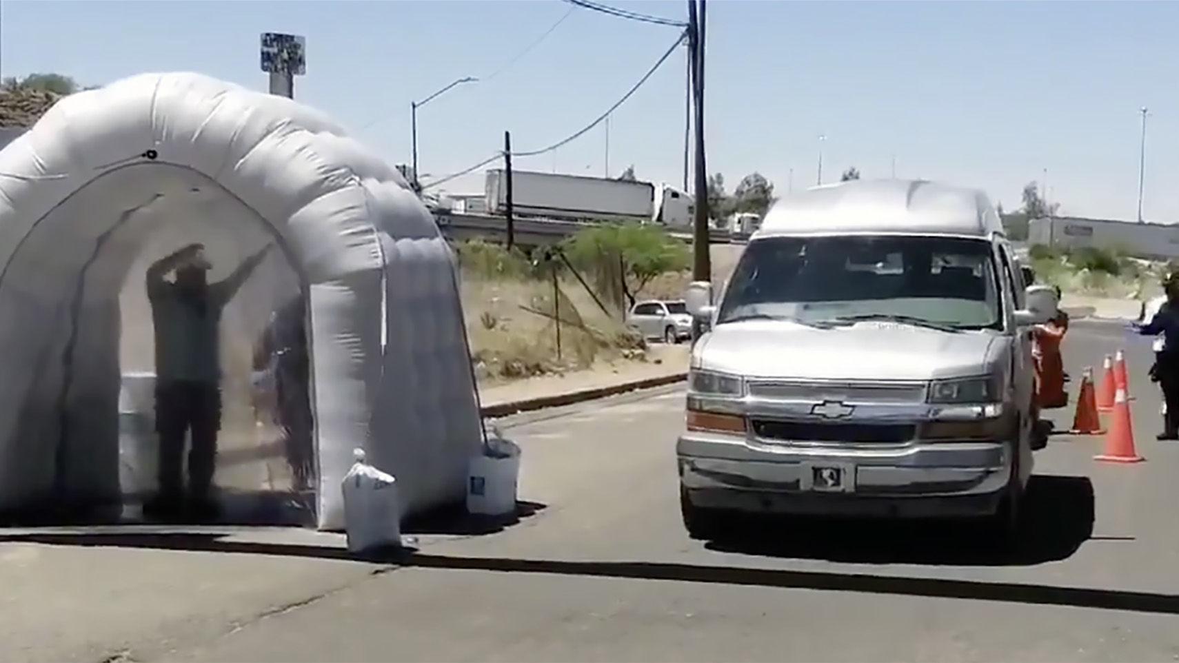 Desinfectan con aerosol a quienes cruzan en carro de Arizona a Nogales, Sonora